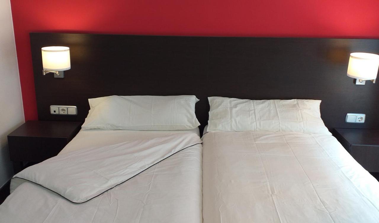 Hostal Meson De Paco Каріньєна Екстер'єр фото