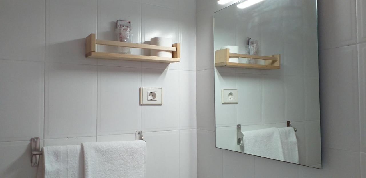 Hostal Meson De Paco Каріньєна Екстер'єр фото