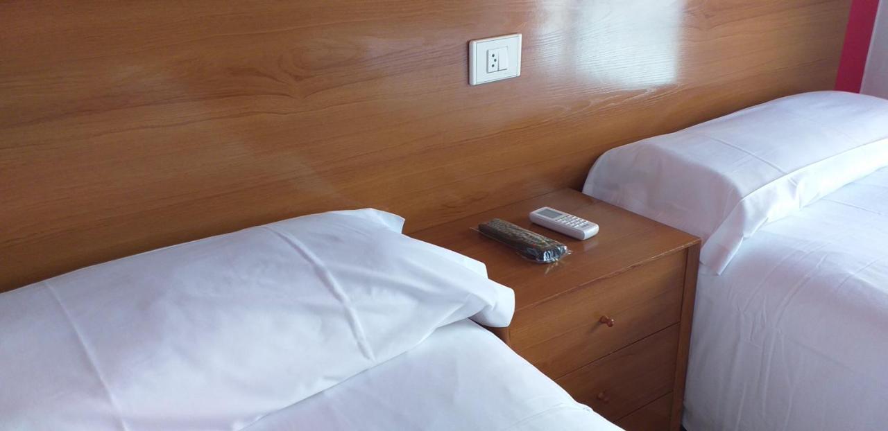 Hostal Meson De Paco Каріньєна Екстер'єр фото