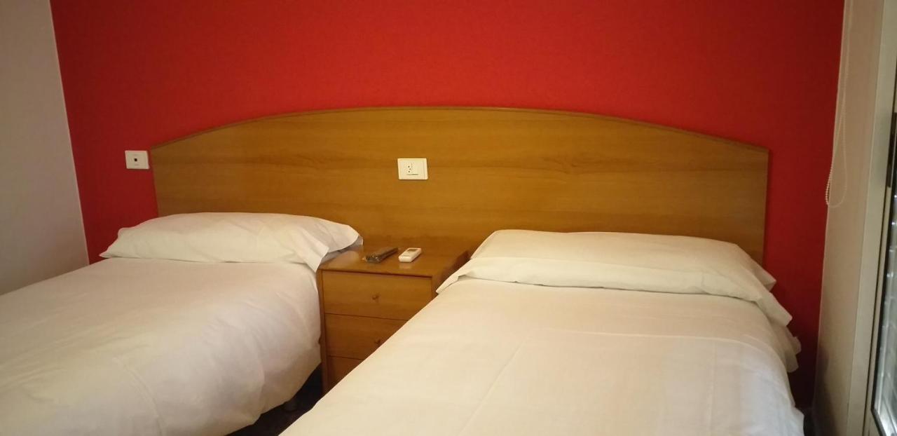 Hostal Meson De Paco Каріньєна Екстер'єр фото