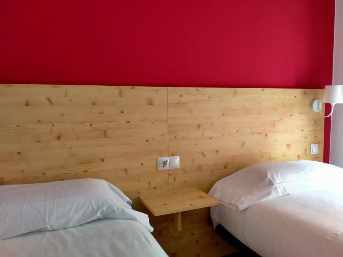 Hostal Meson De Paco Каріньєна Екстер'єр фото