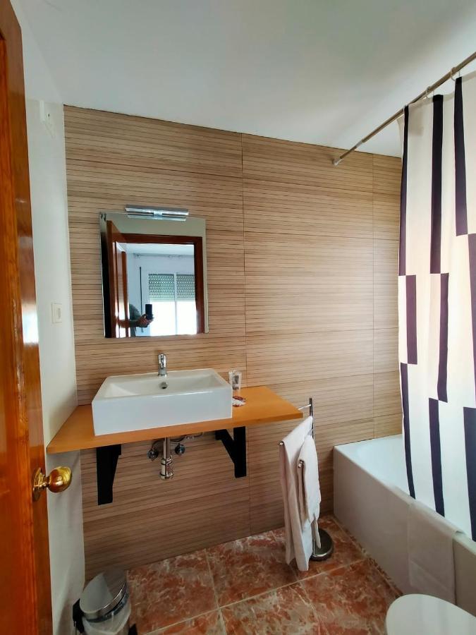 Hostal Meson De Paco Каріньєна Екстер'єр фото